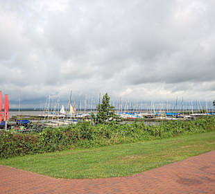 An der Strandpromenade Lembruch