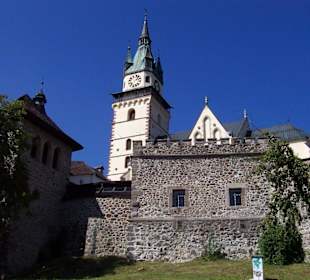 Stadtmauer und die Kirche von Banska Stiavnica