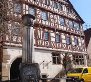 Rathaus mit Brunnen
