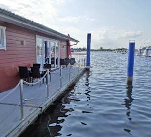 Das schwimmende Restaurant der Marina Wieltsee