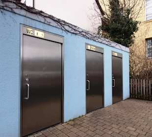 Offene WC-Anlagen sehr sauber