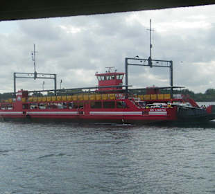 Eine der neuen Fähren aus Dresden im Einsatz