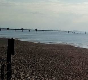 Blick zur Mole vom Strand