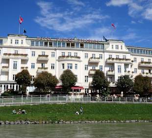 Blick vom Schiff auf das "Hotel Sacher Salzburg"