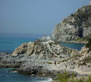 Hier um die Felsbucht herrum kommt  ein Strand