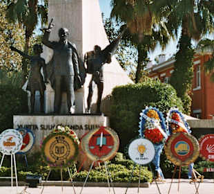 Atatürk Denkmal am Nationalfeiertag