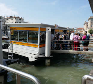 Man wartet auf Einlass zum Boot
