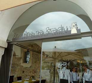 Auf der Burg gelegen, Eingang