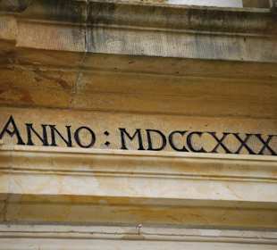 Am Eingang der St. Hubertus Kirche