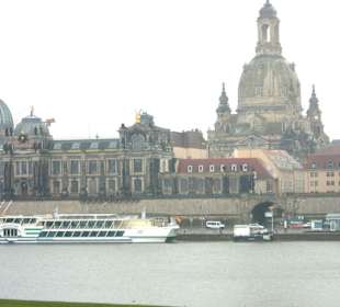 Blick auf die Dresdner Altstadt und die Elbe