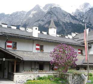 Blick vom Innenhof auf die Berge