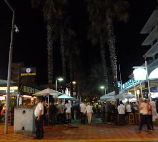 Bierstraße am Abend
