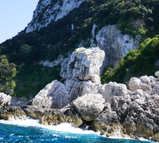 Auf diesem Felsen sitzt der kleine Bub