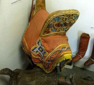 Exotische Sattel als Exponate