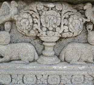Rzeźbienia wokół świątyni Prambanan