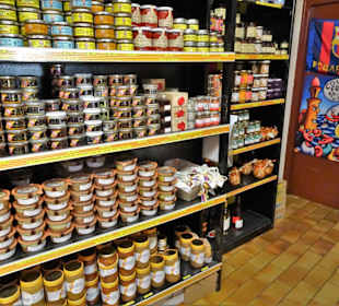 Blick in Regale und Kühltresen bei Anchois Roque