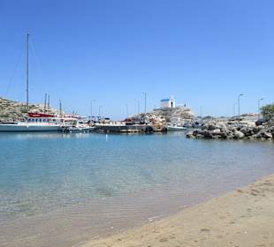Strand mit kleinem Hafen