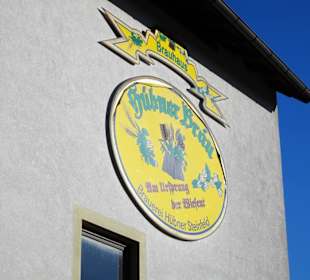Das Firmenschild von Hübner Bräu