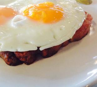 Leberkaese mit Spiegelei