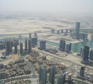 Blick auf die Skyline mit Creek