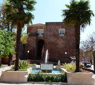 Platz mit Museum im Hintergrund