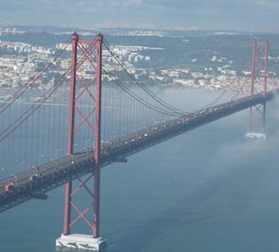 Blick von Cristo Rei auf die Ponte 25 de Abril