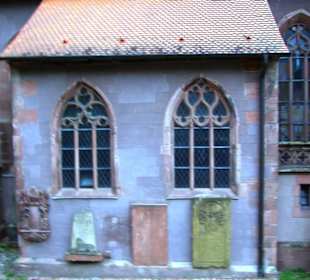 Erkervorbau mit Grabplatten