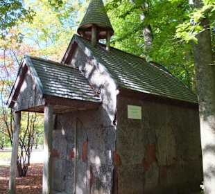 Altes Gebäude im Gelände