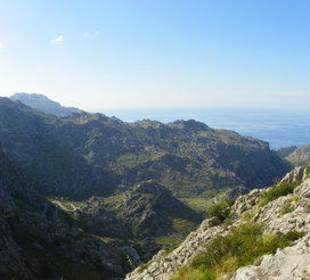 Bergmassiv mit Straße MA-2141 nach Sa Calobra