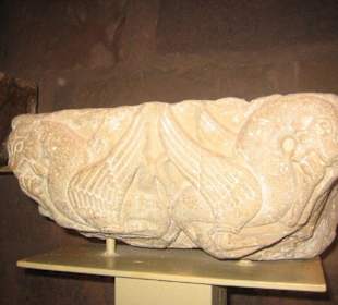 Exponate in den Ausstellungshallen der Wartburg.