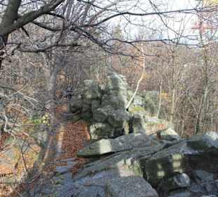 Schroffe Felsen zwischen Kapelle u. Aussichtsturm