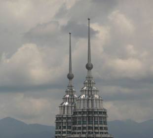 Die Türme vom KL Tower aus