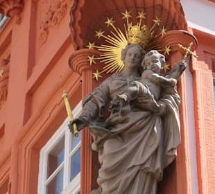 Maria als Hausfigur in der Heidelberger Altstadt