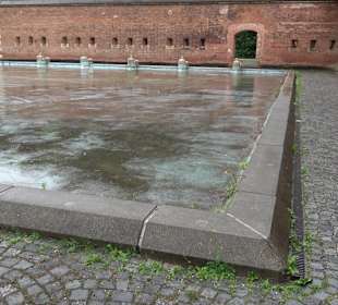Wasserbecken mit Spritzkanonen Glacis Park