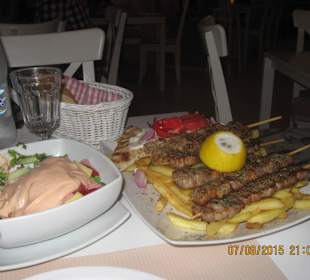 Souvlaki Portion mit Salat