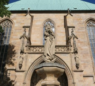 Marienstatue an der Rückseite vom Erfurter Dom