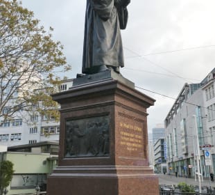 Martin Luther vor der Kaufmannskirche in Erfurt