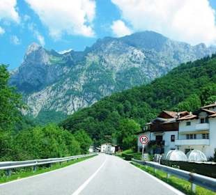 Schöne Dörfer entlang der Strasse