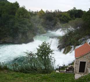 Einer der vielen Wasserfälle im Nationalpark Krka