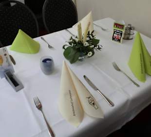 Fein eingedeckte Tische