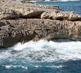 Felsküste im Süden anschließend
