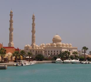 Die Marina von Hurghada mit Moschee