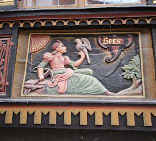 Geschnitzte Bildtafeln an der Fassade