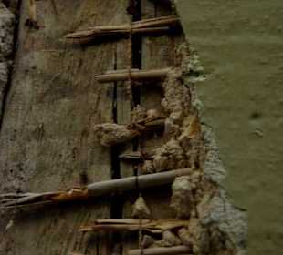 Strohverkleidung deshalb die Schieflage