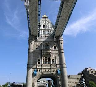 Unter der Tower Bridge