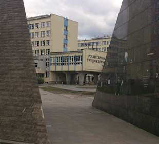 Piramida przed Politechniką