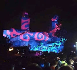 An der Kaiserburg Lasermotive viele Menschen