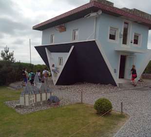 Schiefes Haus in Trassenheide