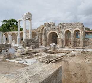 Rechts Ruine der christl.Basilika