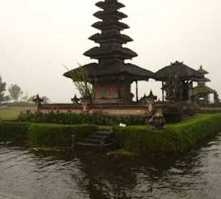 Tempel am Bratan-See